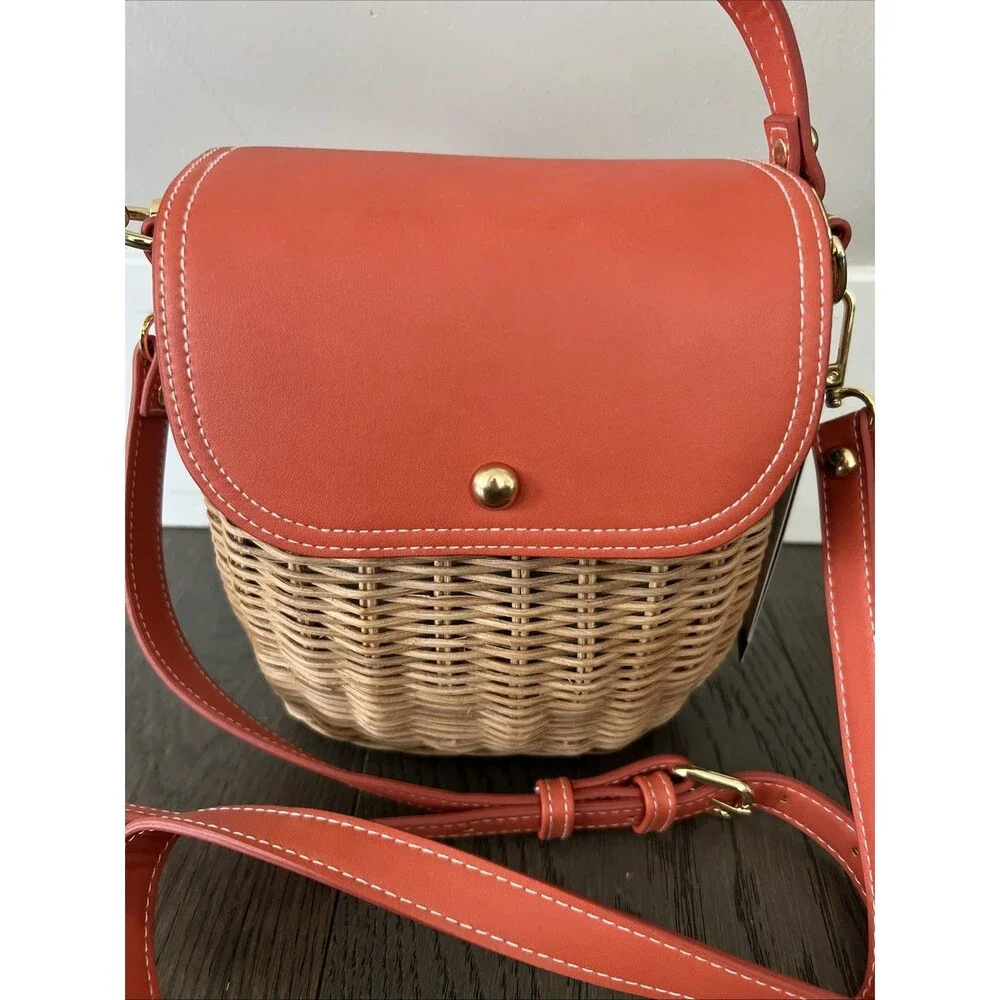 TOMMY BAHAMA Flap Picnic Basket Cross-body Straw Bag Coral Leather Studs NWT - Picture 2 of 8